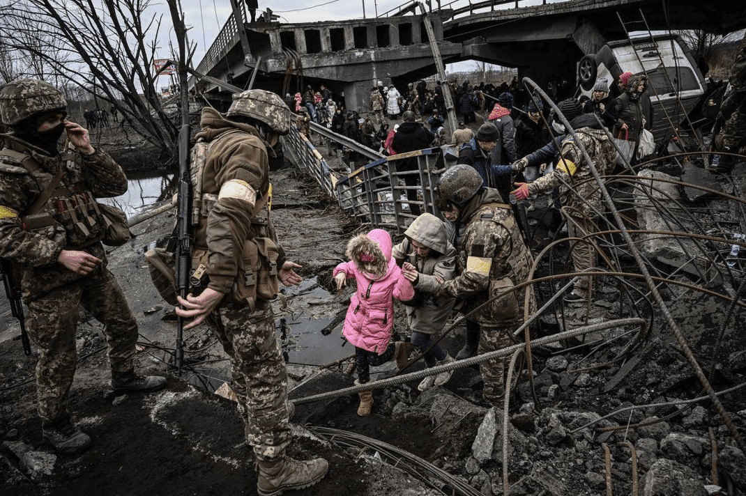 People fleeing Irpin _ Destroyed Bridges